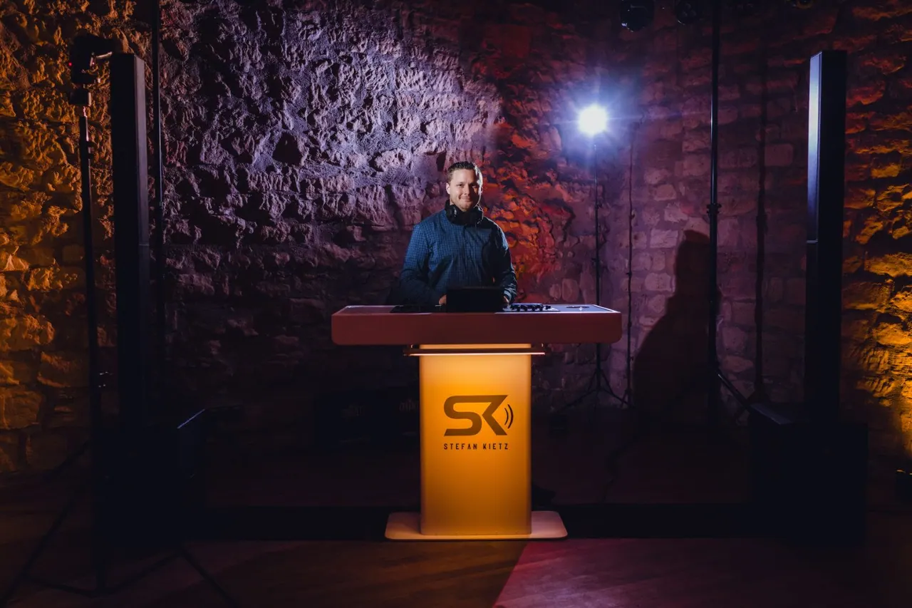 Stefan Kietz am beleuchteten DJ-Pult